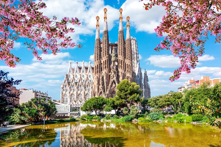 Barcelona - thành phố nổi tiếng với lối kiến trúc cổ điển và lối sống hiện đại của Tây Ban Nha