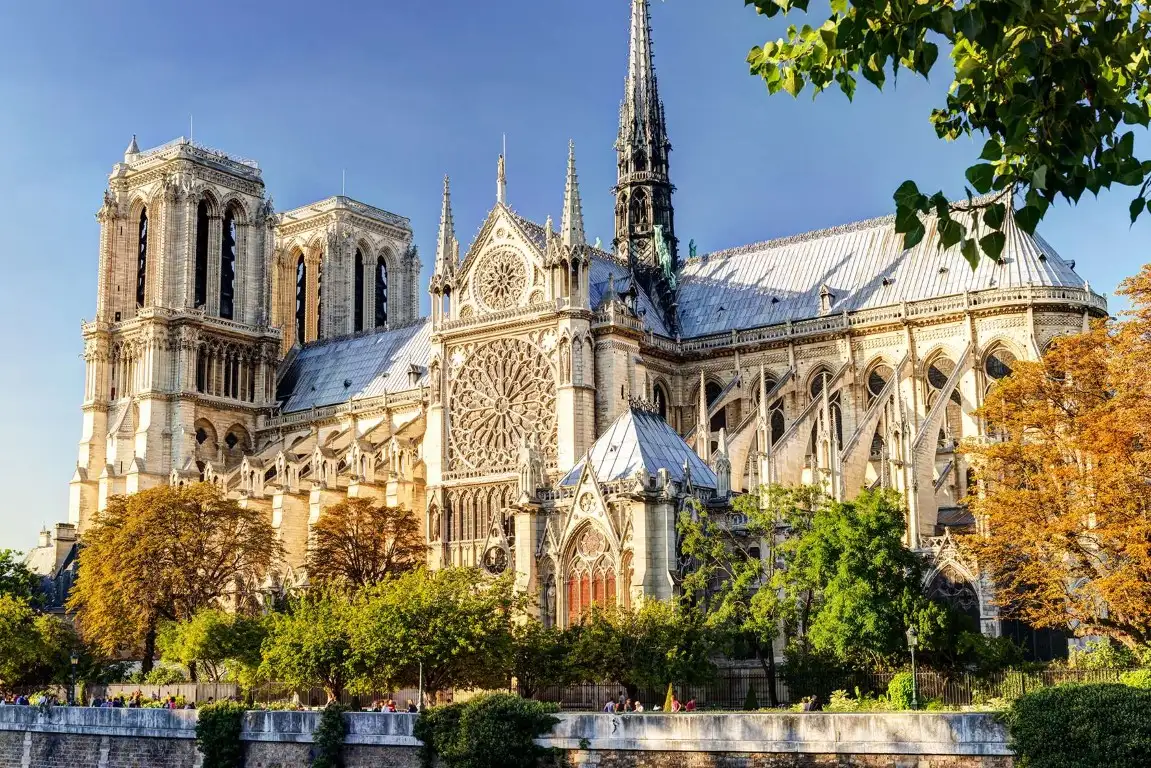 Nhà thờ Đức Bà Paris có tuổi đời hơn 850 năm tuổi.