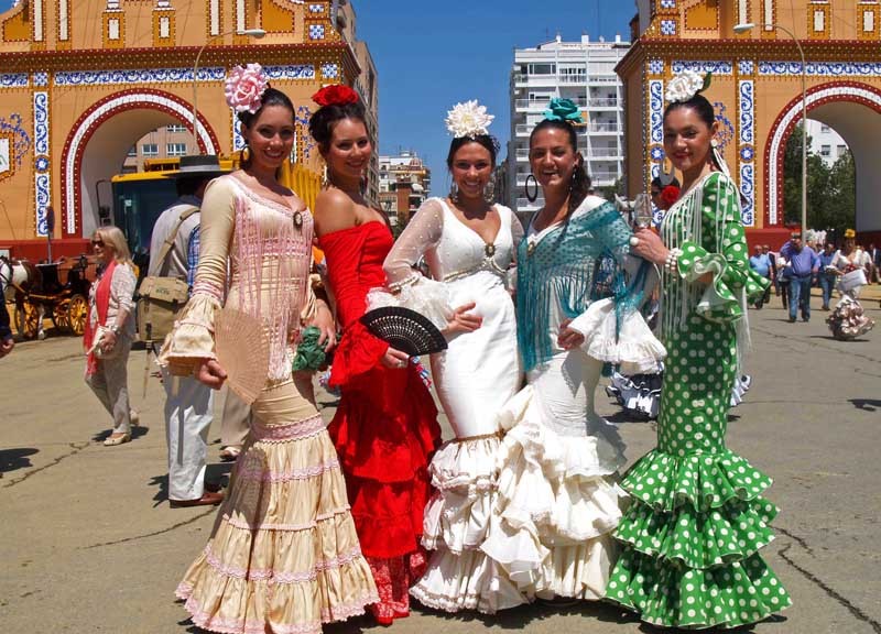 Những cố gái Tây Ban Nha xinh đẹp trong trang phục truyền thống Flamenco